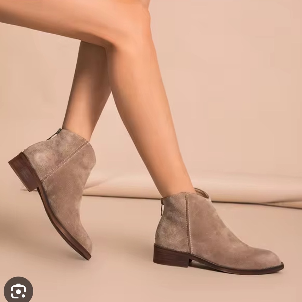 Dolce Vita Taupe Gray Suede Ankle Boots size 6